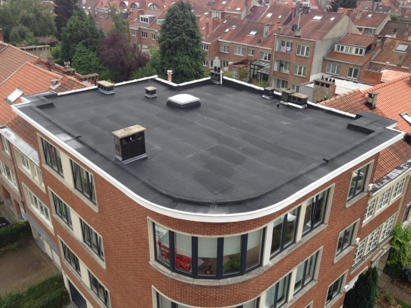 Toit plat en roofing