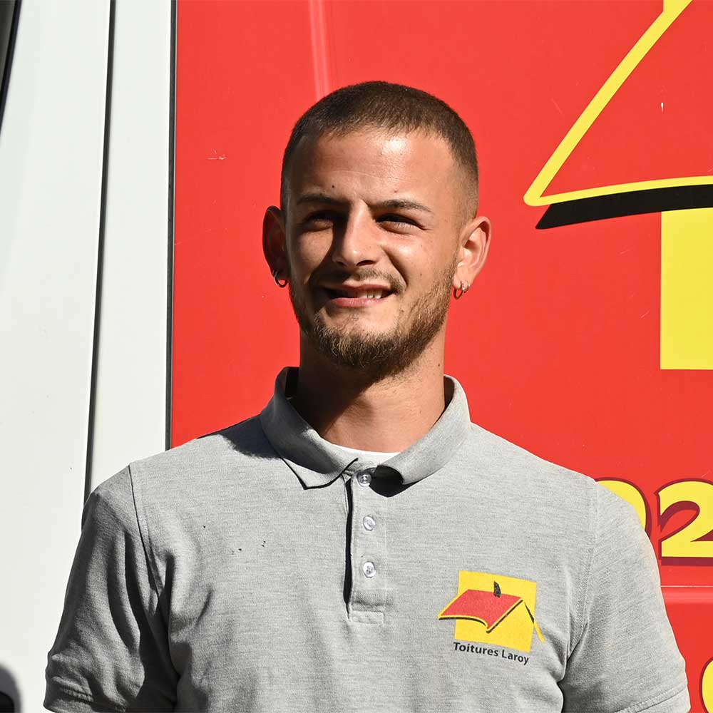photo de Giuliano Ouvrier en travaux de toiture velux