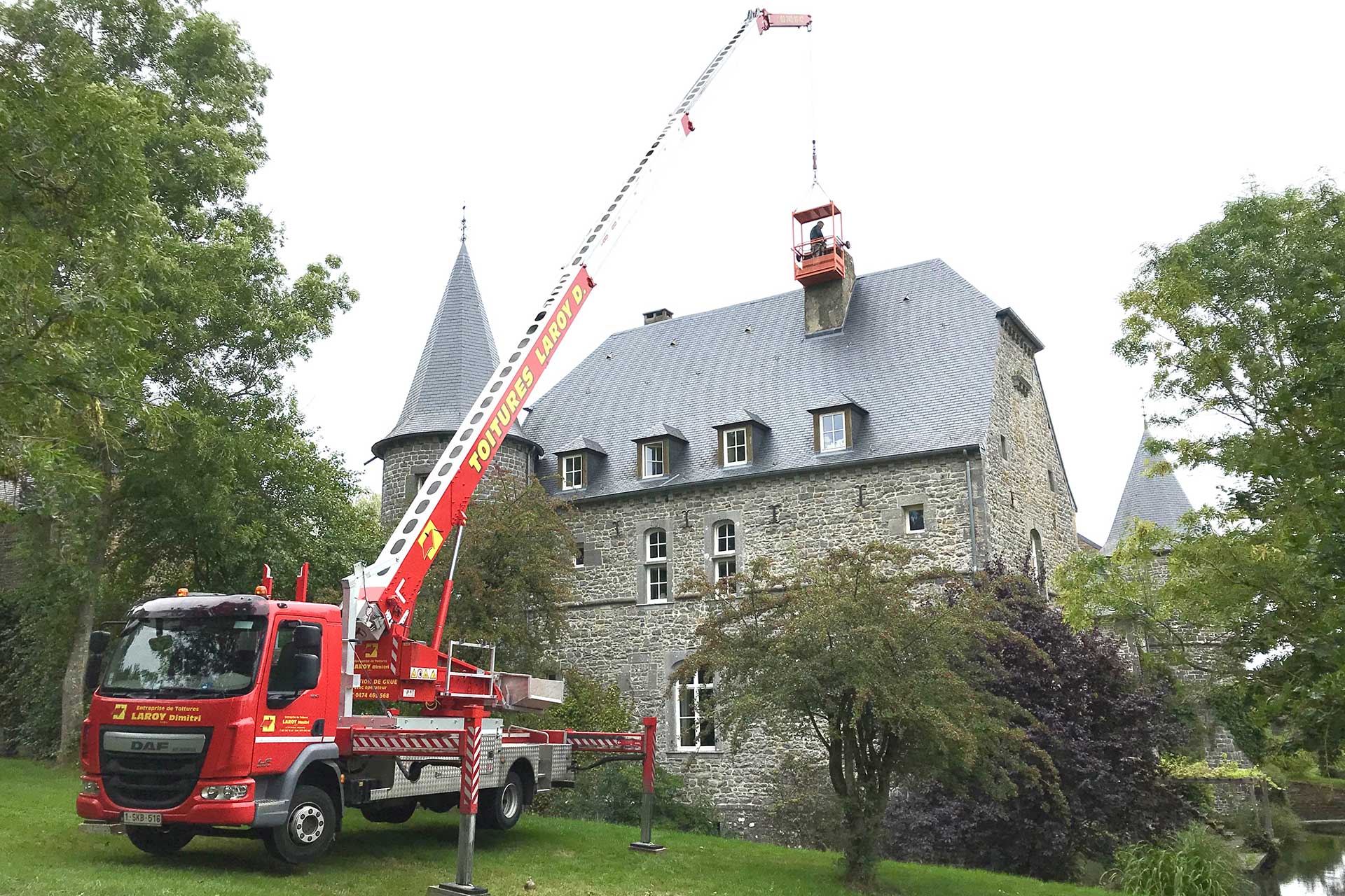 Grue avec nacelle sur une réparation de cheminée