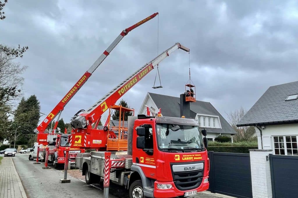 Utilisation de deux grue pour la toiture d'une maison