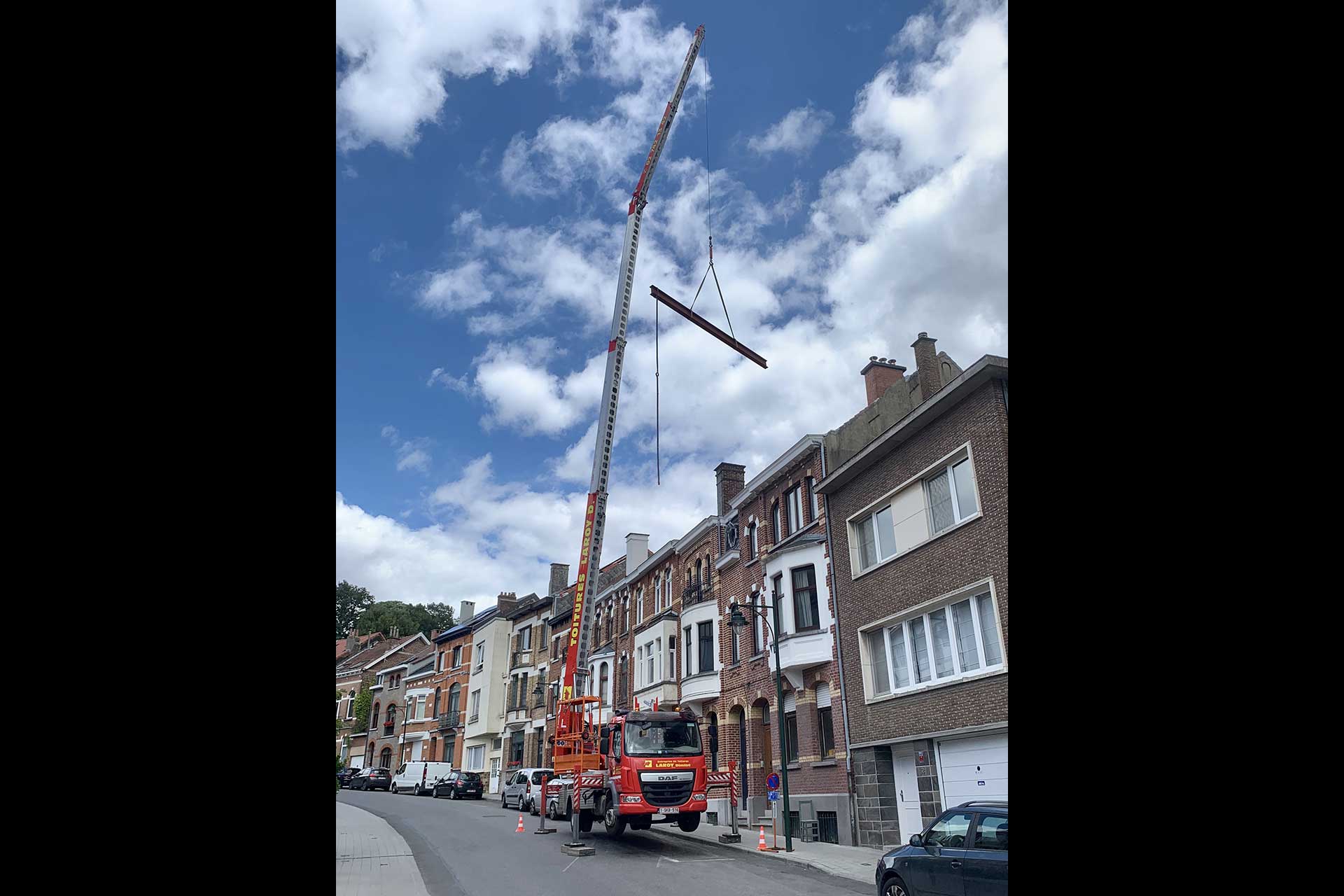 Grue levant une poutrelle